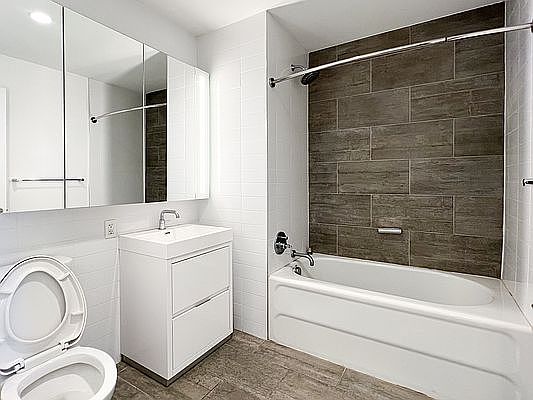 4th image of 4214 Crescent St #5A