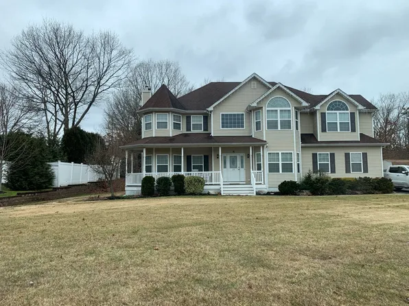 1 Independence Hl, Farmingville, NY 11738