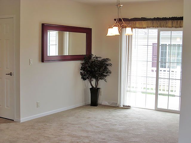 2nd image of 33 Pinetree Ln