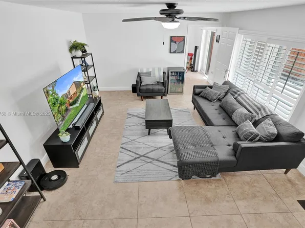 9112B SW 20th St, Davie, FL 33324