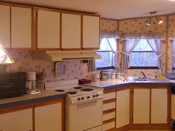 Large eat-in Kitchen