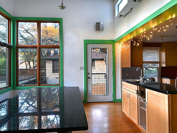 Dining room/door to backyard