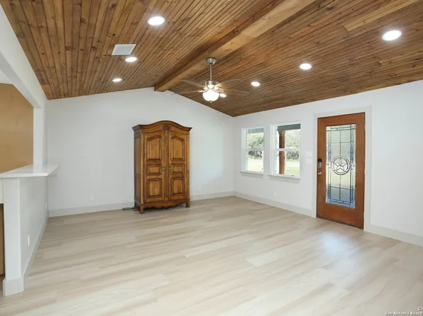 518 Pecan St, Bandera, TX 78003