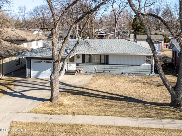 822 Park Dr, Grand Forks, ND 58201