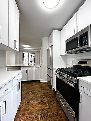 2nd image of 25 W 68th St #4