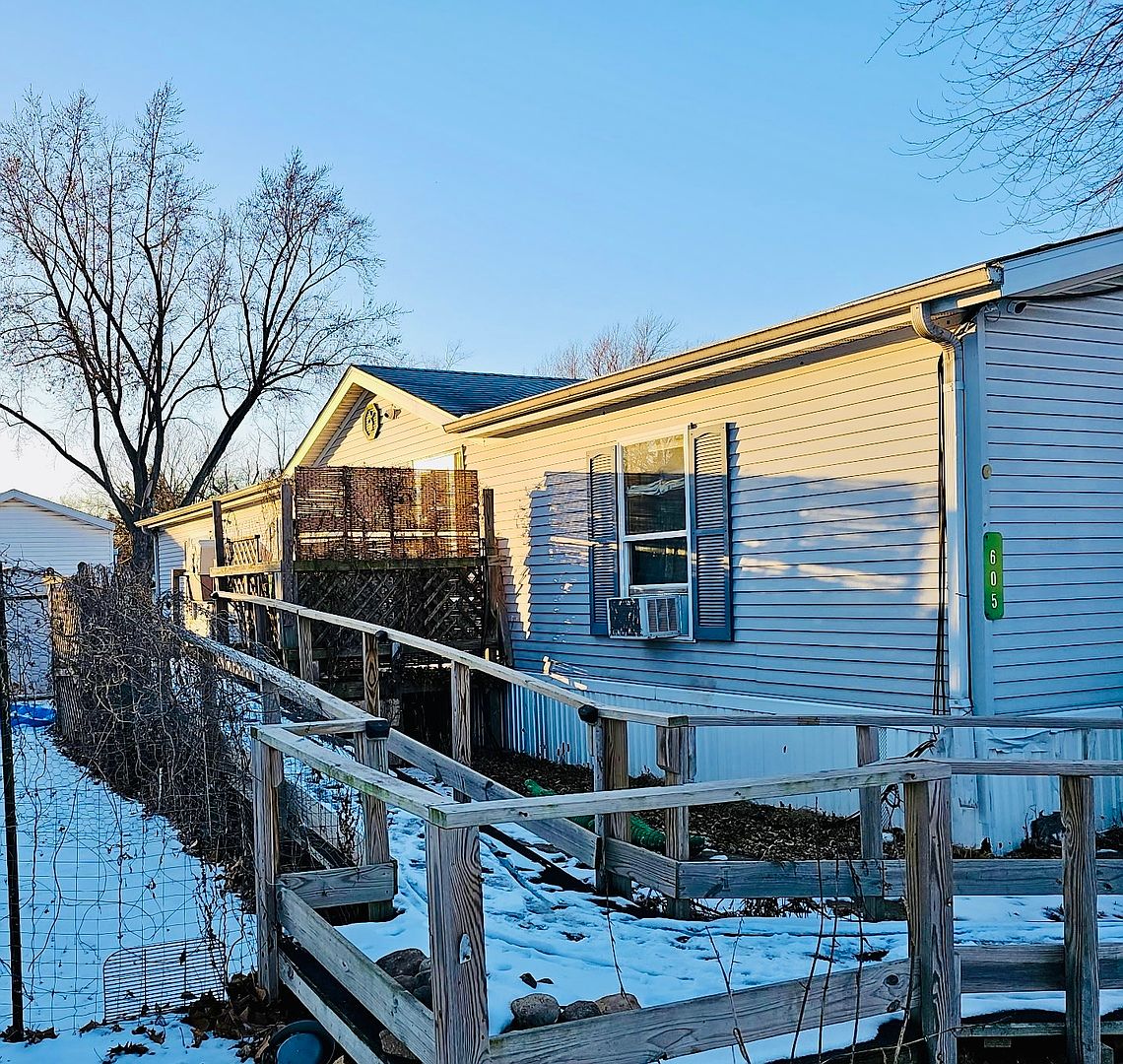 605 Carriage Lane Est, Streator, IL 61364 | Zillow