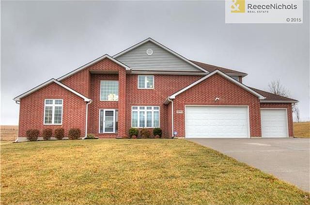 1.5 story home sits on 1.75 acres