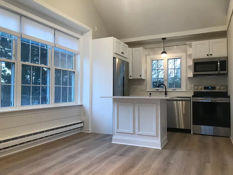 81 Commerce St #R — Photo 9