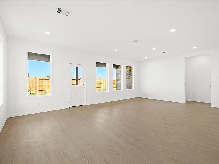 823 Heaven Dr — Photo 15