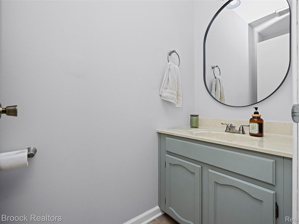 387 Neptune Dr, photo 17