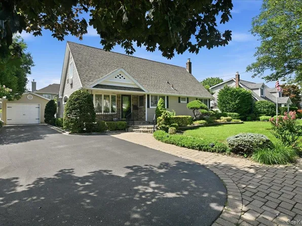672 Westbury Avenue, Carle Place, NY 11590