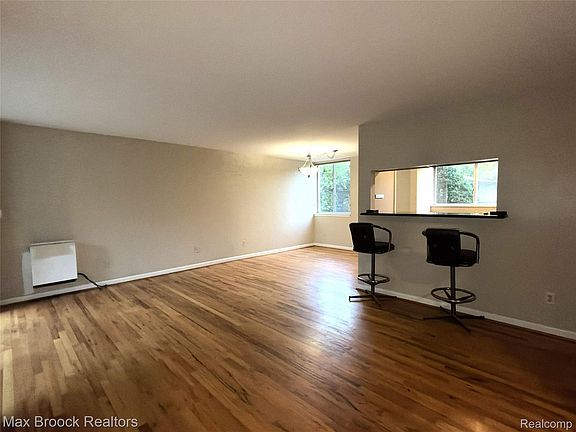 3rd image of 4049 W Maple Rd