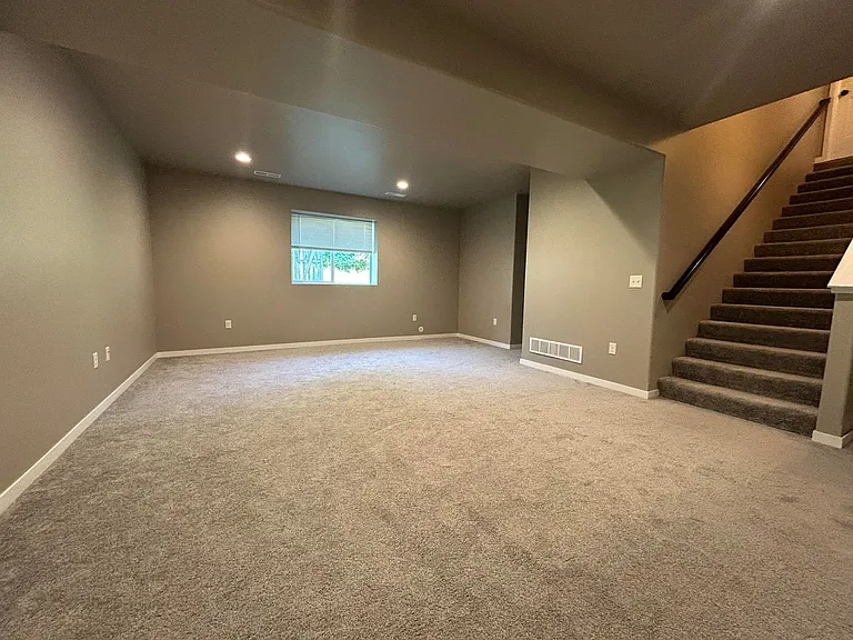 253 Lindemann Dr — Photo 17