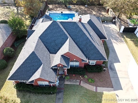 3rd image of 2412 S Rockford Pkwy