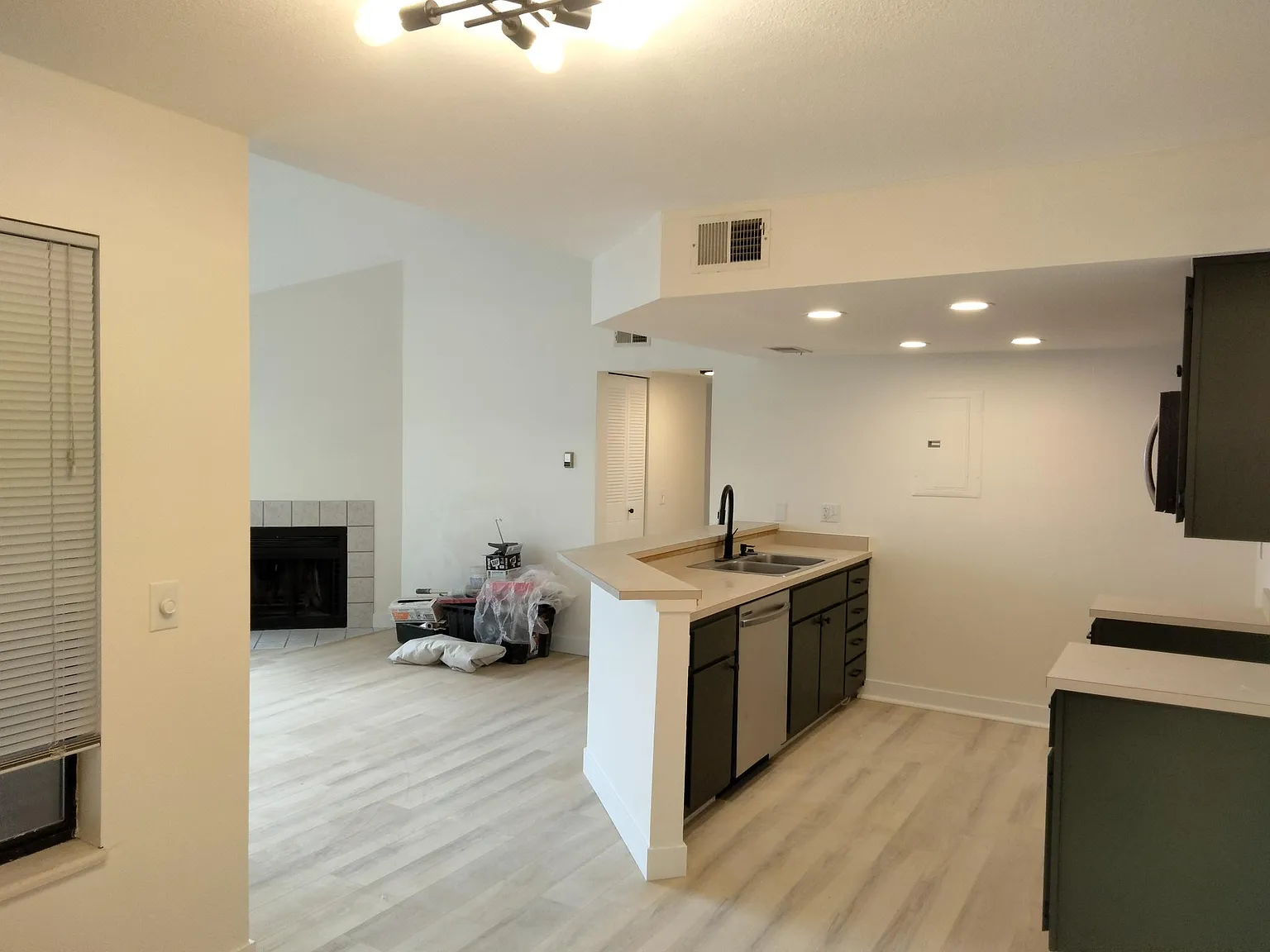 2 bed, 926 sqft, $1,900 — Photo 2