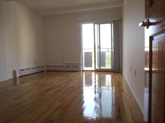 5th image of 441 Graham Ave APT 3R