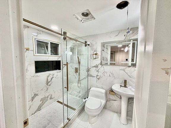5th image of 52 Deepdale Dr