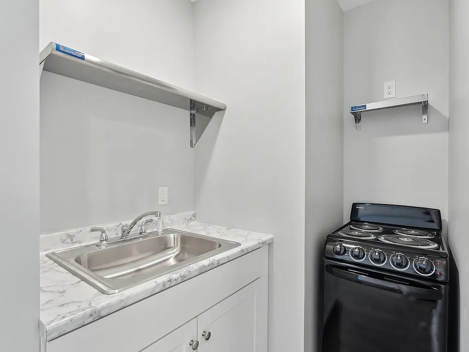610 Congress St #8