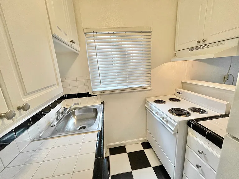 1315 G Street — Photo 4