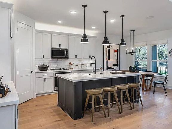 4th image of 213 Amber Oak Ln
