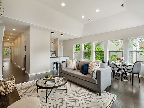 4th image of 1718 N Hermitage Ave #3