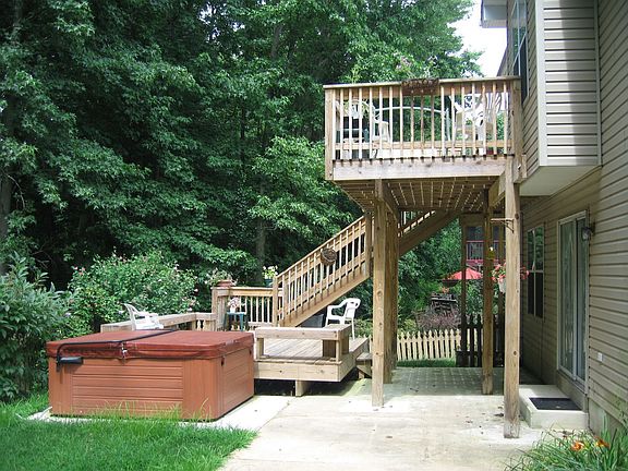 2 story deck & hot tub