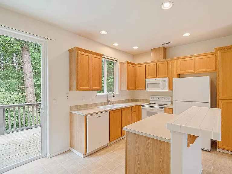 9215 SW Sweek Dr — Photo 6