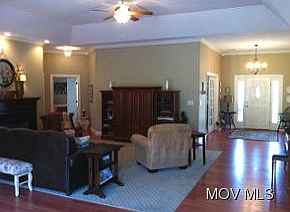 3rd image of 10 Henderson Cir