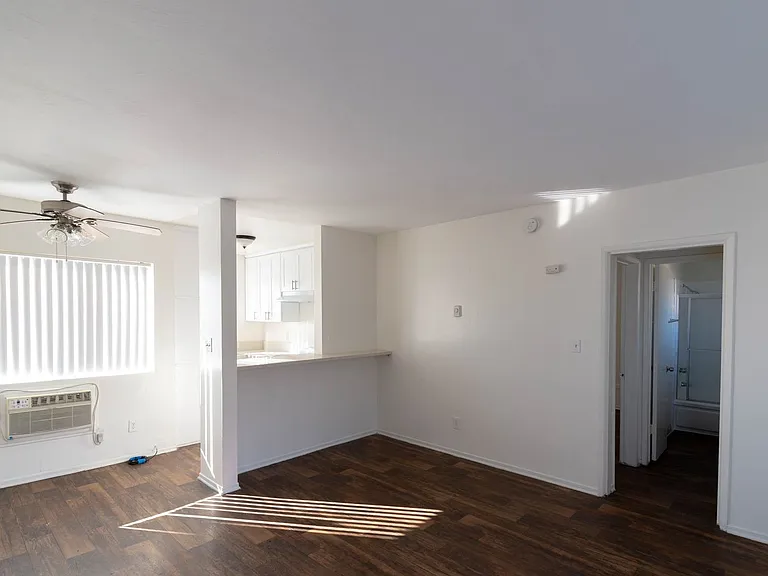 8123 - Sepulveda Apartments — Photo 18
