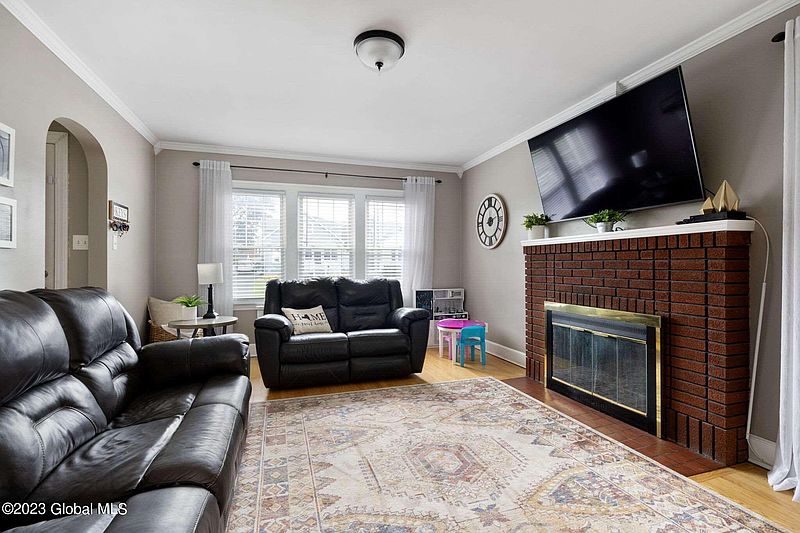 3rd image of 132 Van Schoick Avenue