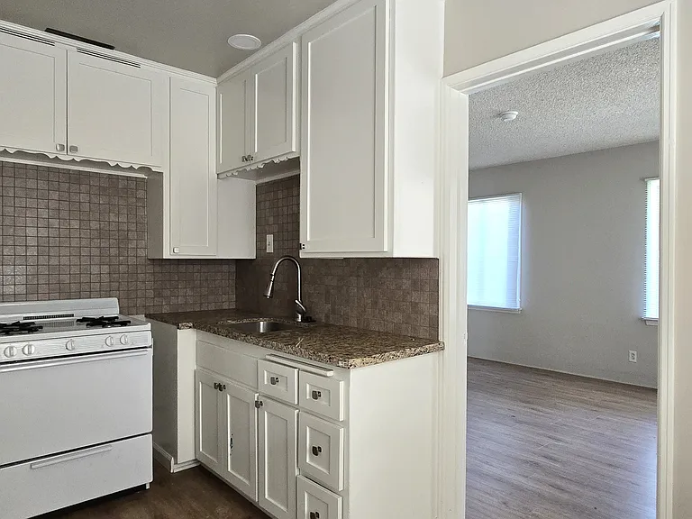 624 Carson St — Photo 2