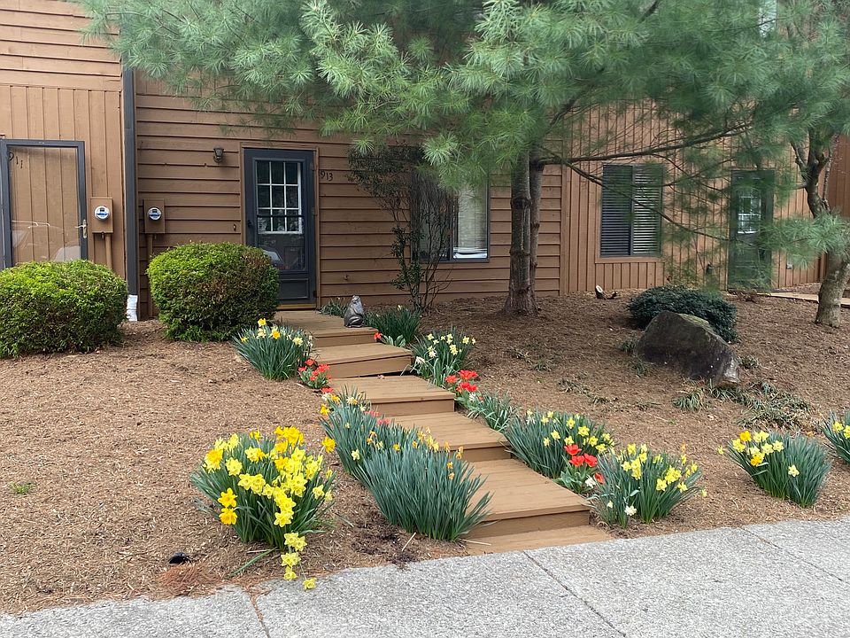 1st image of 913 Lora Ln