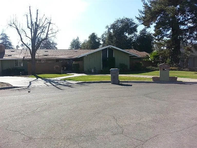 1337 W Roberts Ave photo 1