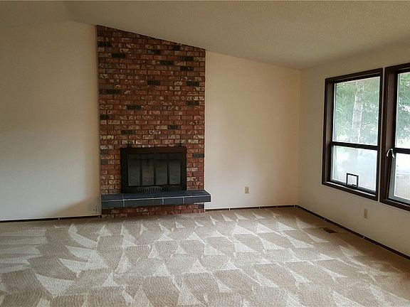3rd image of 898 SW Castilian Dr