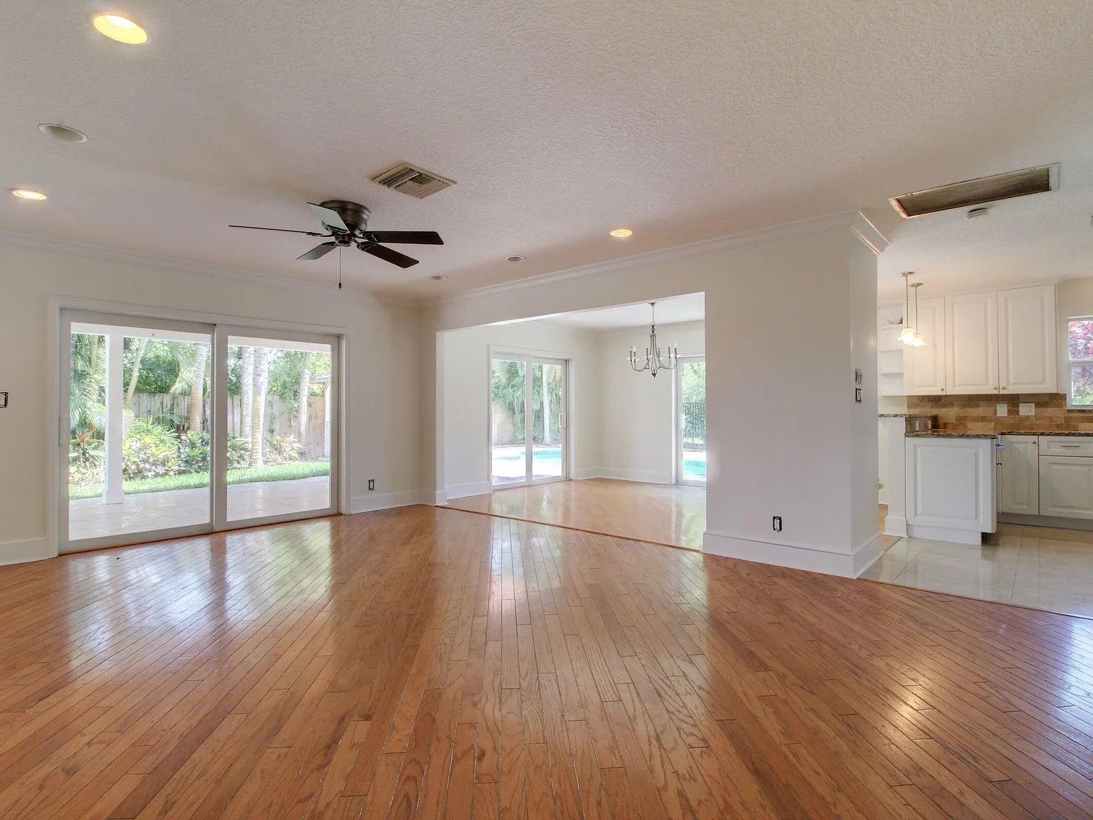 3 bed, 2.0 bath, 1625 sqft, $5,800 — Photo 2