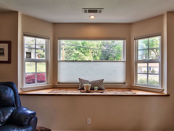 3rd image of 4496 Justine Ave