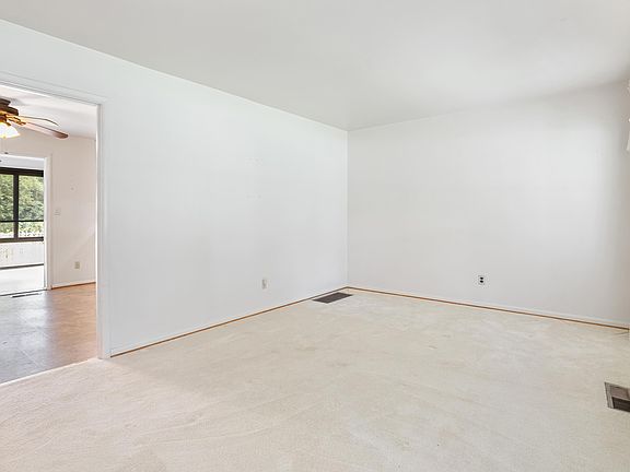 3rd image of 422 Linden St