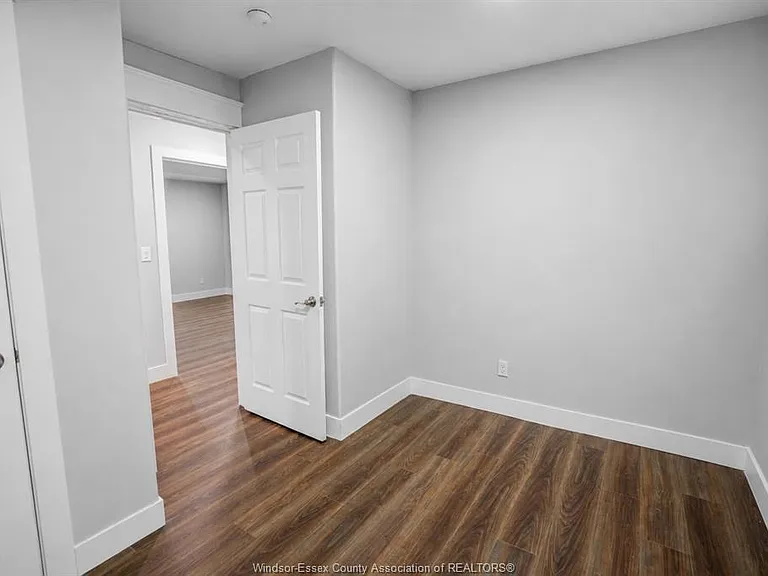 569 Cabana Rd E #LOWER — Photo 9