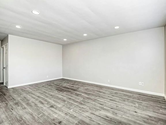 4th image of 204 W Los Angeles Dr