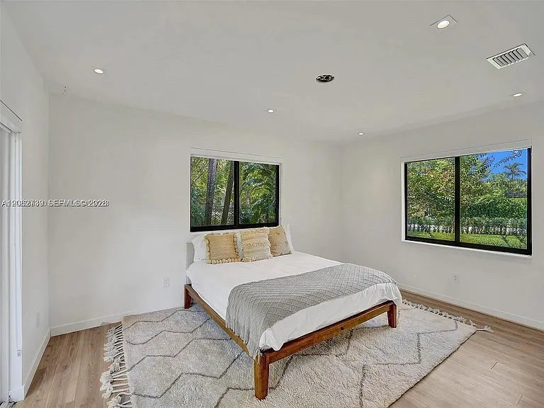 5705 SW 60th Ave — Photo 19