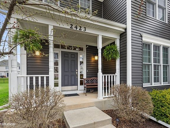 Quaint front porch to welcome your family and friends! Maybe grab a good book and enjoy the porch!