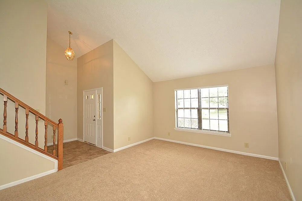 3 bed, 2.5 bath, 1899 sqft, $1,985 — Photo 2