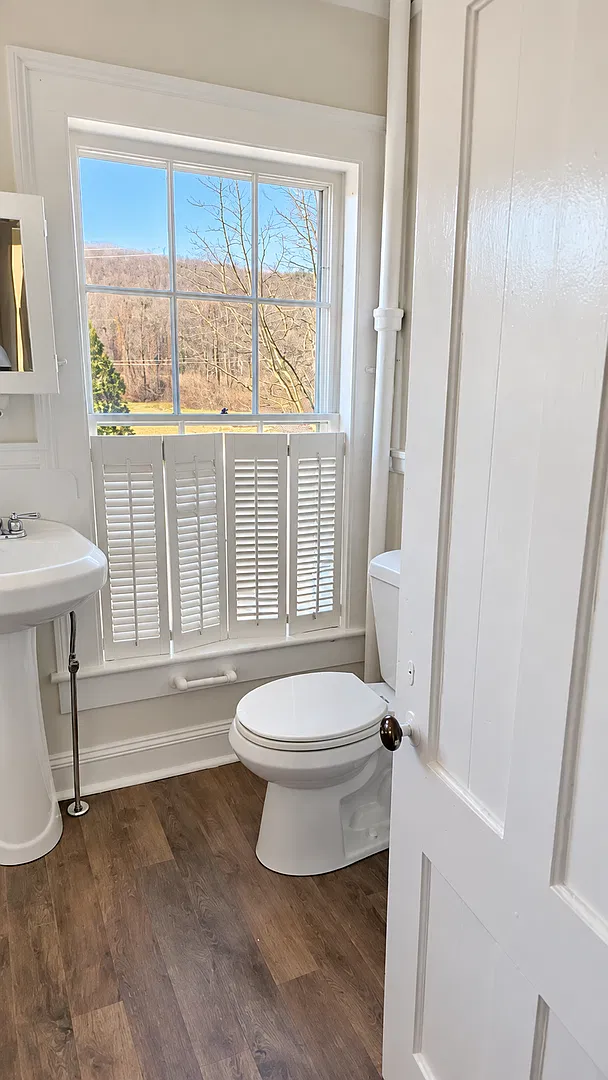 Charming 1-Bedroom Apartment in Collinsville, CT — Photo 3