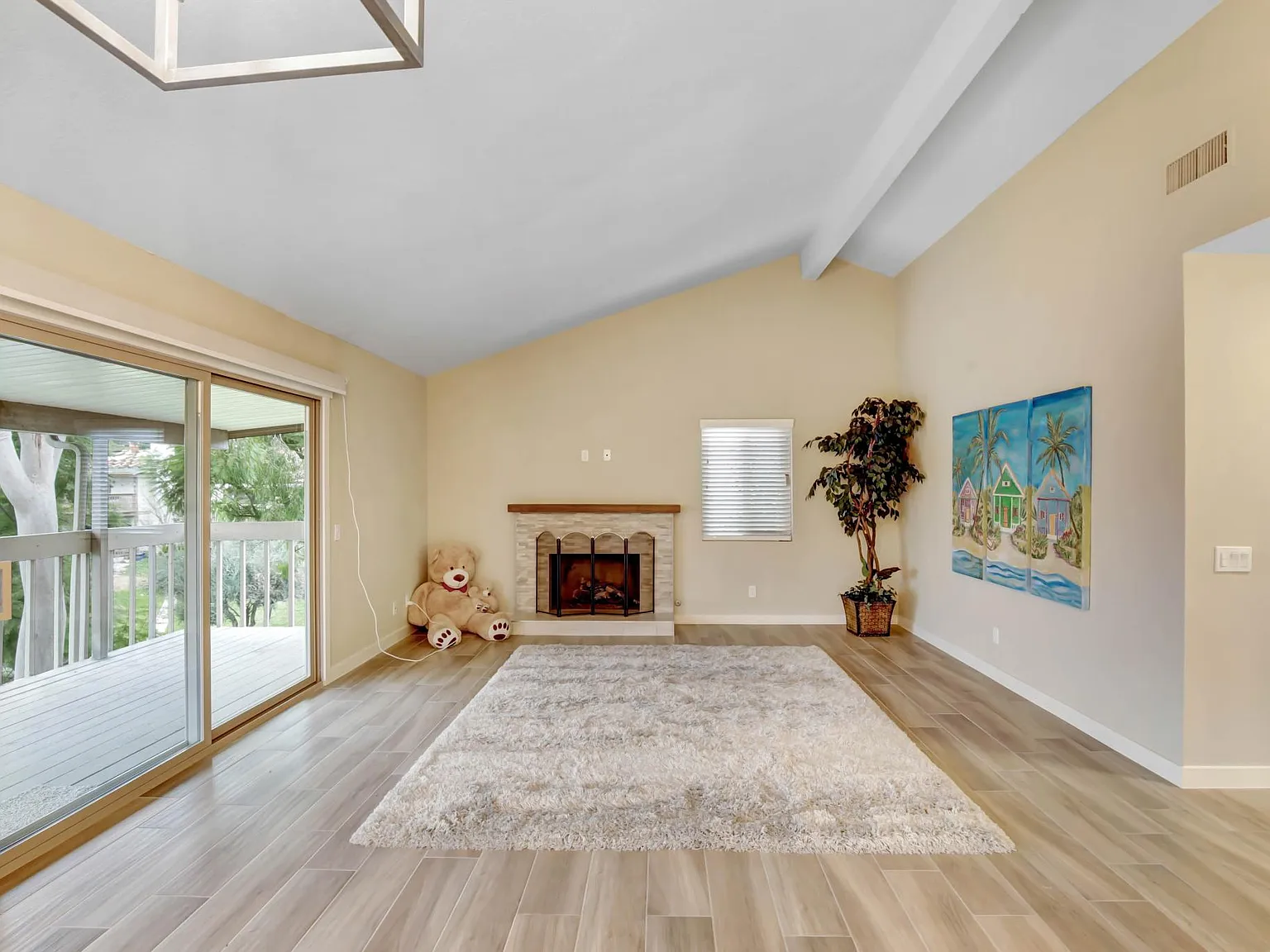 3 bed, 1900 sqft, $3,995 — Photo 4