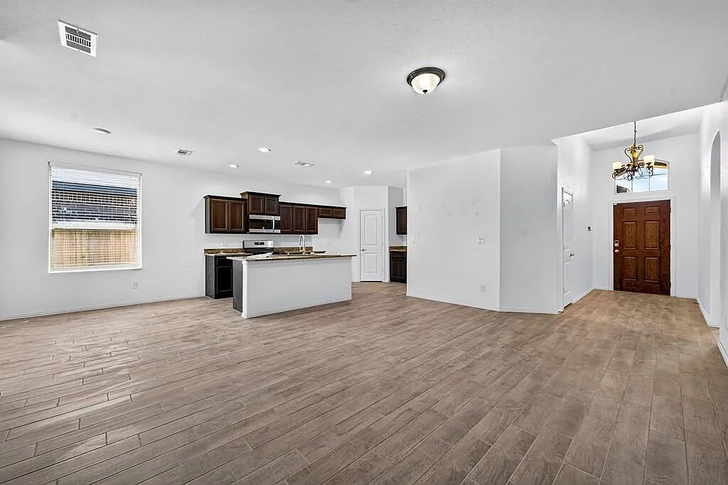 4 bed, 2.0 bath, 1800 sqft, $2,600 — Photo 3