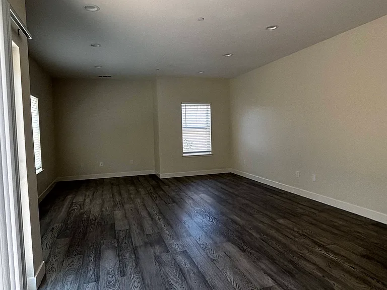 840 Civic Center Dr — Photo 7