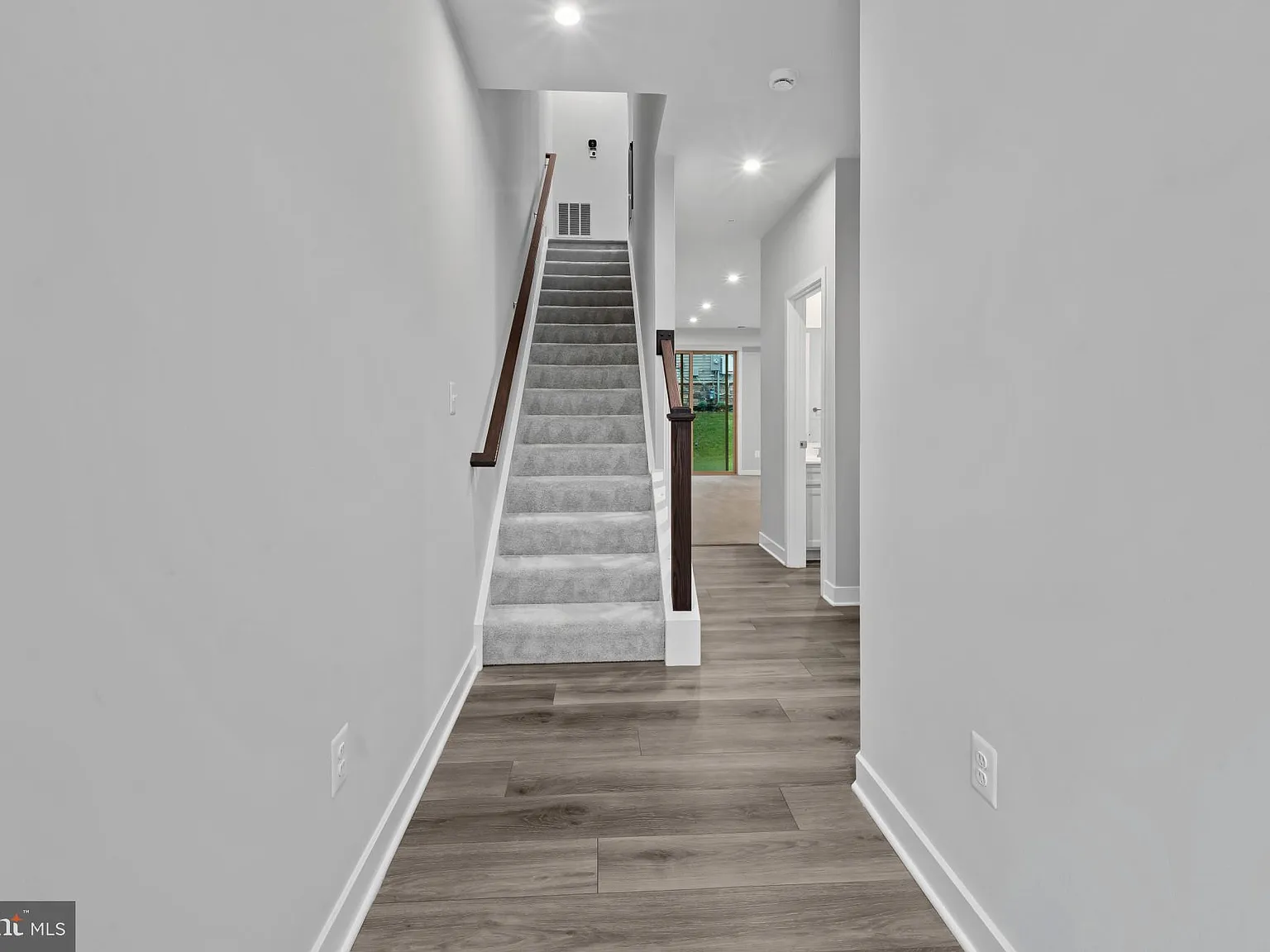 3 bed, 3.5 bath, 1920 sqft, $3,000 — Photo 3