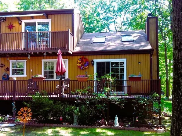 8165 Mayfair Rd, Tobyhanna, PA 18466