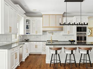 1608 Stewart Ln, Laurel Hollow, NY 11791