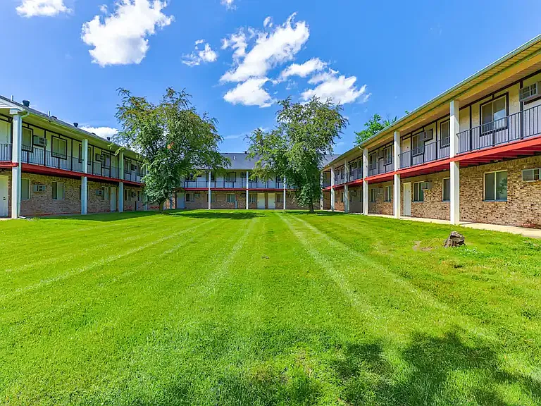 Oak Hill Apartments- Hill Ave. — Photo 8